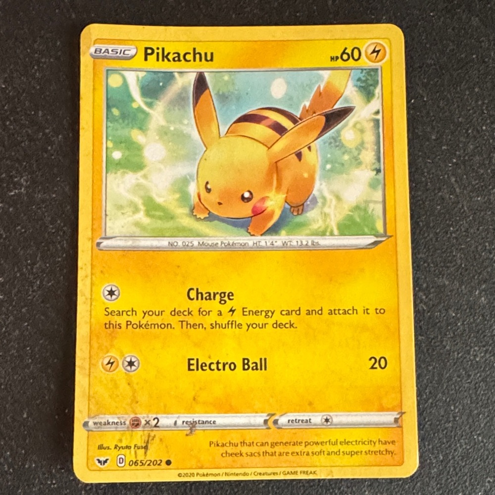 EUC Pikachu Pokémon Card
